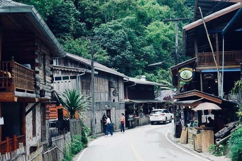 * หมู่บ้านเล็ก ๆ กลางหุบเขา บรรยากาศเงียบสงบ     * เดินเล่นชมลำธาร คาเฟ่ และวิถีชีวิตชาวบ้าน     * เหมาะสำหรับพักผ่อนแบบสโลว์ไลฟ์